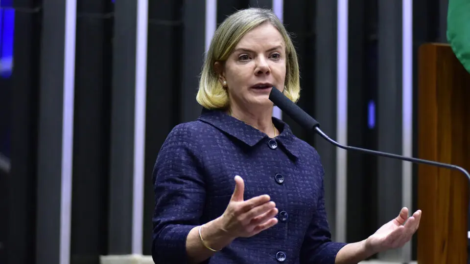 Gleisi rebate critica de Bolsonaro a Lula: “Quem está nas cordas é você”