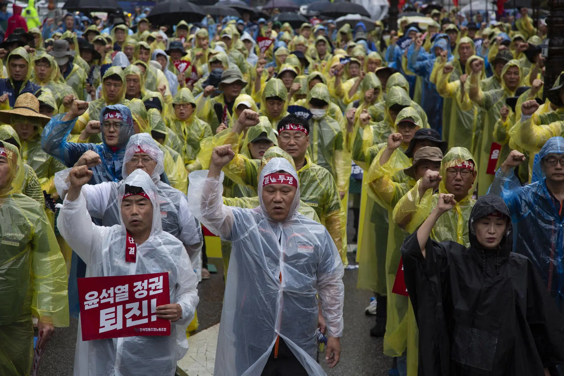 Maior sindicato da Coreia do Sul anuncia greve geral exigindo renúncia do presidente Yoon Suk-yeol