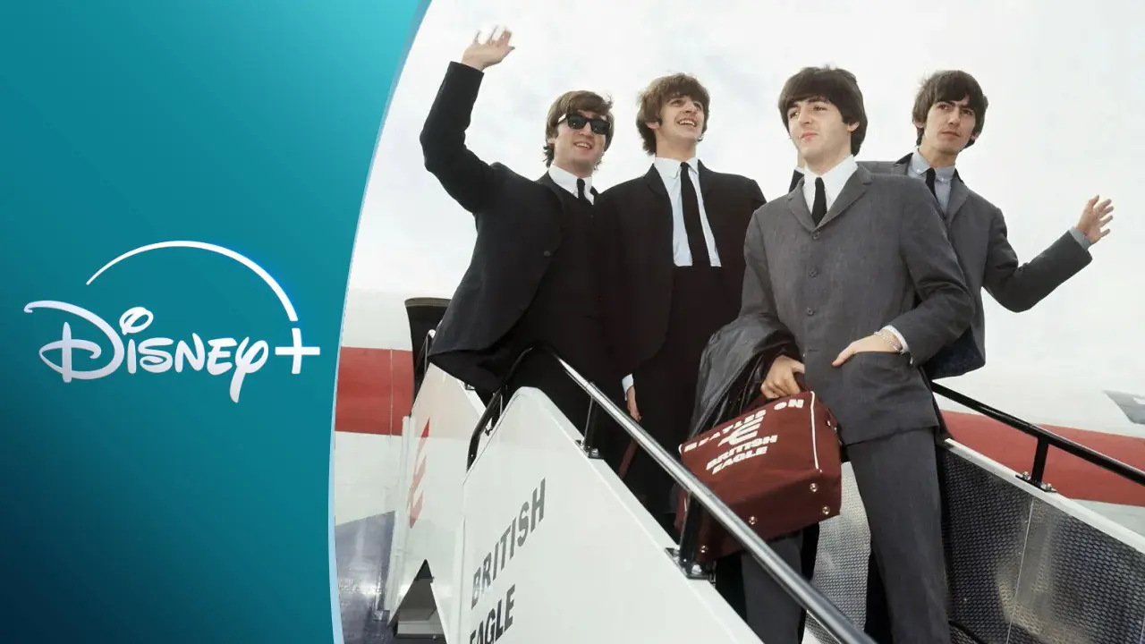 John Lennon, Ringo Starr, Paul McCartney e George Harrison desembarcando nos EUA em 1964