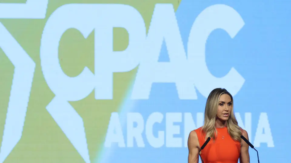 Trump e Bolsonaro enfrentam os mesmos inimigos da democracia, diz Lara Trump na CPAC Argentina