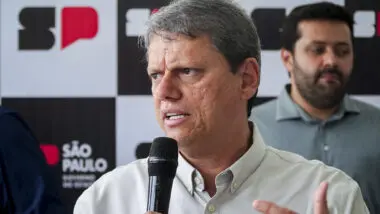 O governador de São Paulo, Tarcísio de Freitas, sancionou a legislação que proíbe o uso de celulares nas escolas de São Paulo
