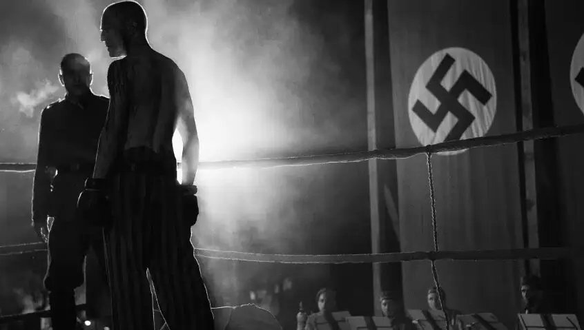 Cena de "A Luta de uma Vida" (2022), filme de Barry Levinson que narra a trajetória de Harry Haft.