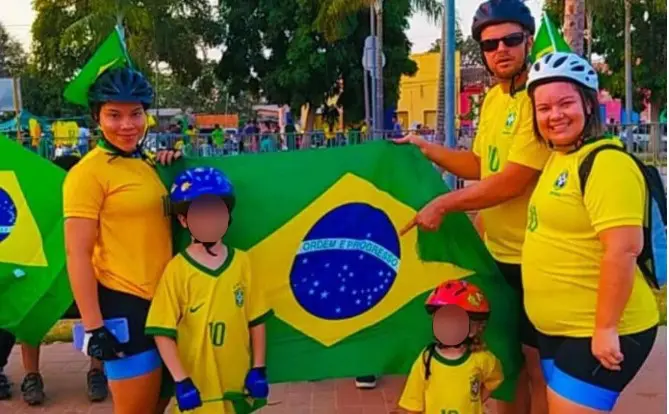 Enquanto aguardam o documento definitivo de refúgio na Argentina, exilados do 8/1 fogem da perseguição. Na foto, família do exilado Joelton Gusmão durante manifestação de 7 de setembro de 2021. Joelton foi o primeiro preso na Argentina