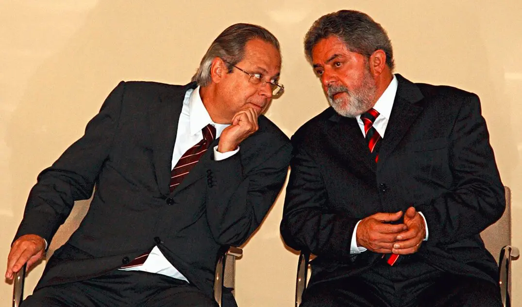 Dirceu e Lula em 2004: ex-ministro segurou sozinho o rojão do mensalão.
