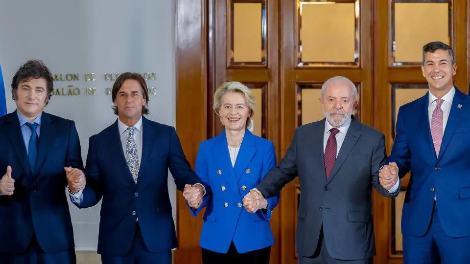 Acordo entre Mercosul e União Europeia foi anunciado nesta sexta-feira (6). Na foto, os presidentes da Argentina, Javier Milei; Uruguai, Luis Lacalle Pou; da Comissão Europeia, Ursula Von der Leyen; do Brasil, Luiz Inácio Lula da Silva; e do Paraguai, Santiago Peña