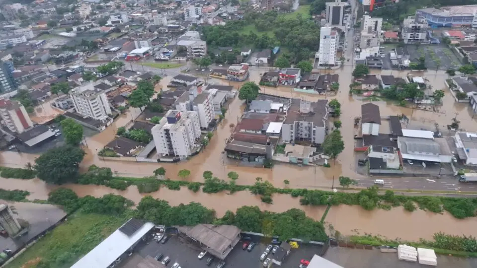 Joinville tem diversas ruas alagadas e precisou interromper circulação do transporte coletivo.