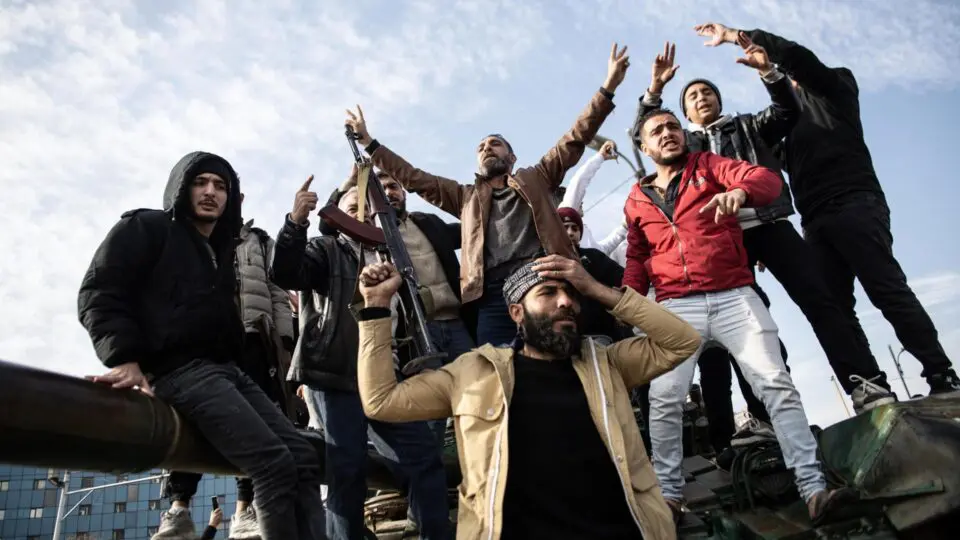 Celebrações em Damasco depois que grupo de rebeldes da Síria capturaram a cidade e derrubaram al-Assad.