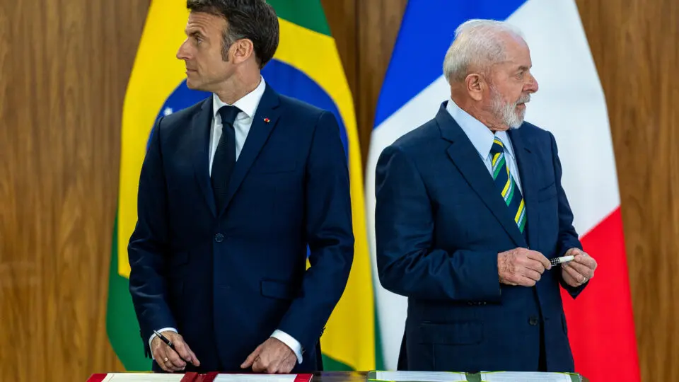 O presidente da França, Emmanuel Macron, é recebido pelo presidente Luiz Inácio Lula da Silva, em cerimônia oficial no Palácio do Planalto, no dia 28 de março de 2024.