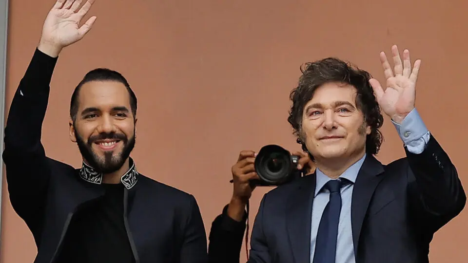 O presidente argentino, Javier Milei (à direita), acompanhado do presidente de El Salvador, Nayib Bukele, cumprimenta apoiadores na Casa Rosada, em Buenos Aires, Argentina, no dia 30 de setembro de 2024: combate ao crime