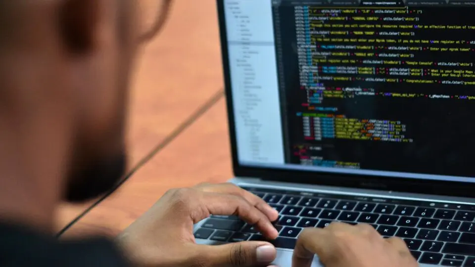 FBI alerta sobre risco de espionagem chinesa em mensagens enviadas por aplicativos sem criptografia