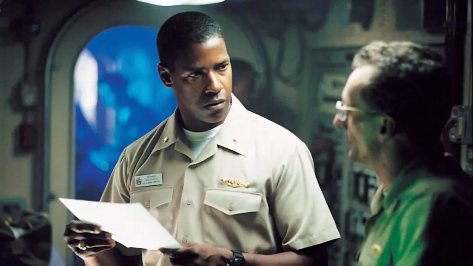 Denzel Washington vive o tenente cerebral e meticuloso de "Maré Vermelha"
