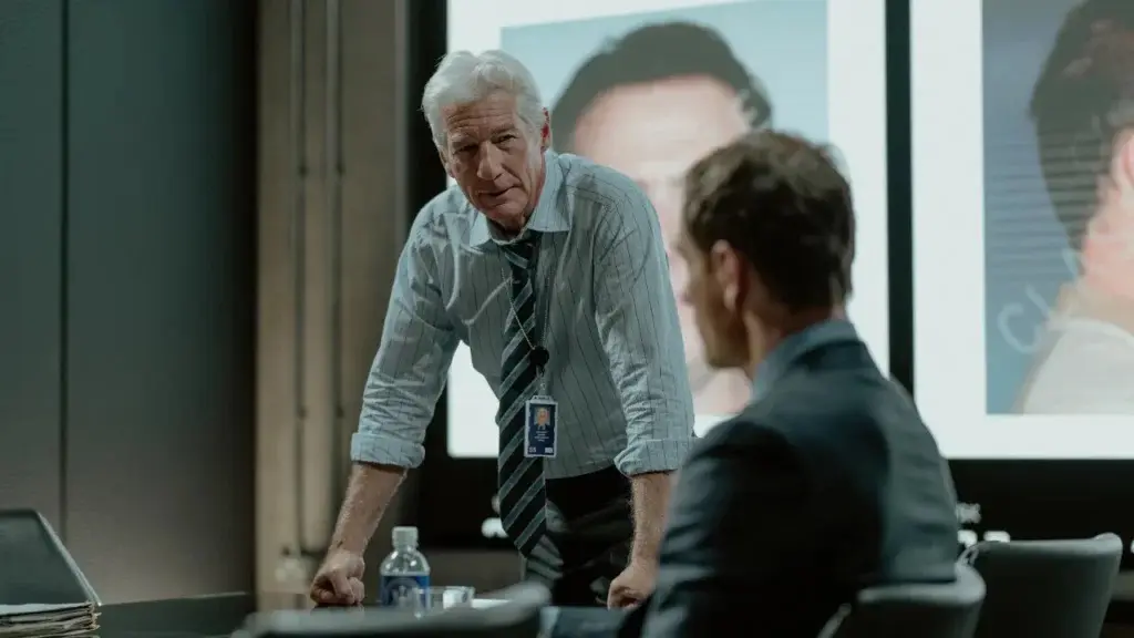 Richard Gere contracena com Michael Fassbender na unidade londrina da CIA