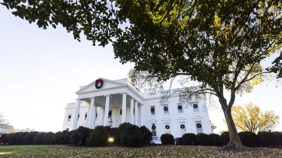 Casa Branca decorada para no Natal 2024. Christopher Rufo, que já inspirou ordem executiva no primeiro governo de Donald Trump contra o identitarismo, traça plano em sete passos para eliminar racialismo do governo federal americano no governo que começa em janeiro de 2025.