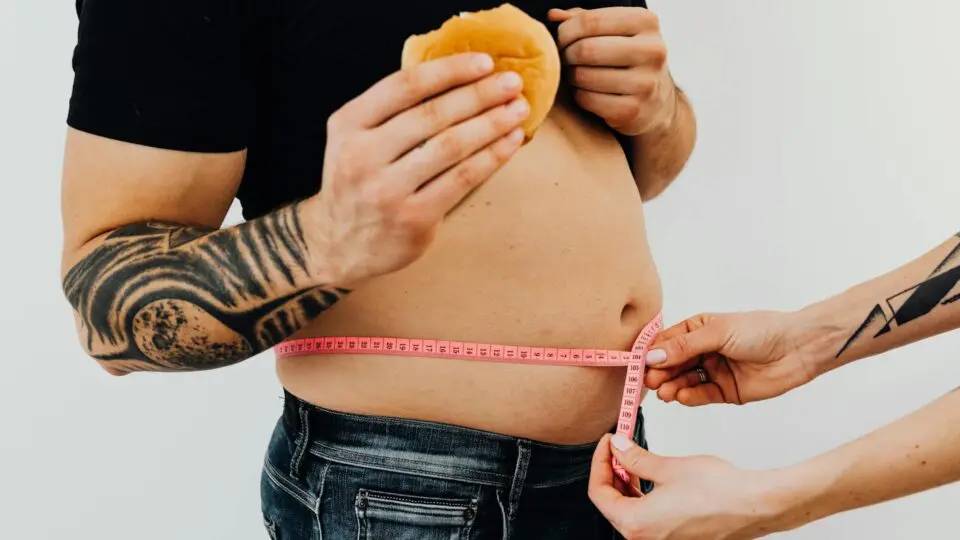 Pesquisadores da Universidade de Washington mostraram que gordura visceral (aquela que deixa a "barriga de chope" protuberante) responde por 77% da associação de Alzheimer com o sobrepeso.