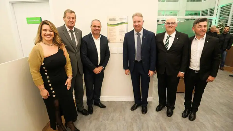 Diretores e autoridades do município participaram da inauguração da nova agência.
