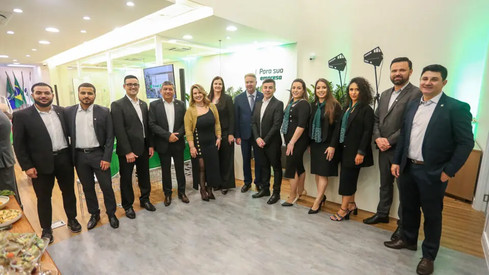 Equipe da nova agência ao lado dos diretores e presidente da cooperativa Sicredi Campos Gerais e Grande Curitiba PR/SP.