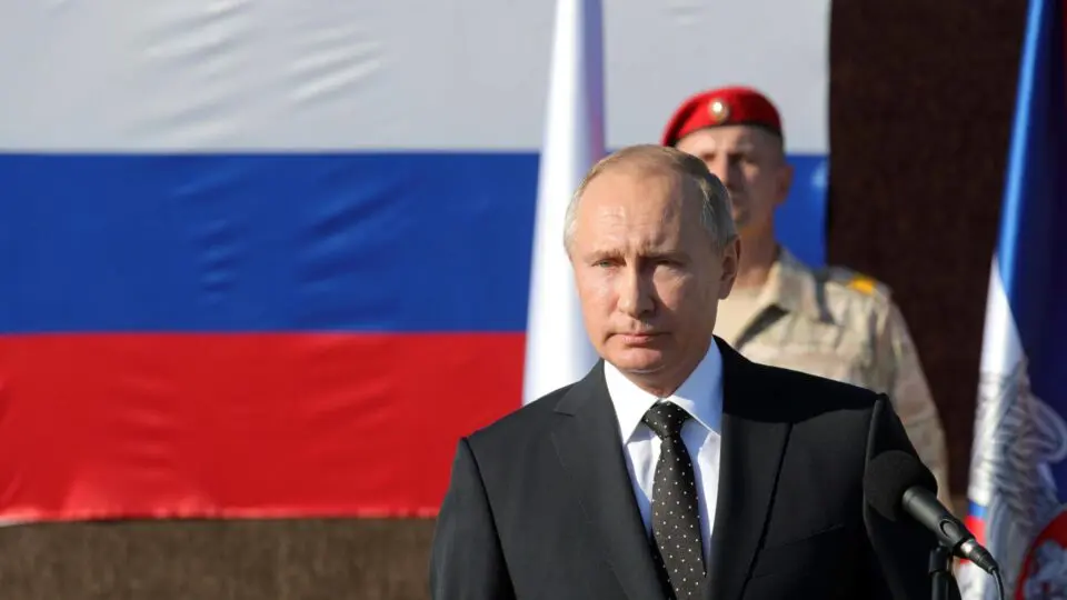 Rússia retira navios de base na Síria, mas ainda negocia com rebeldes permanência no país
