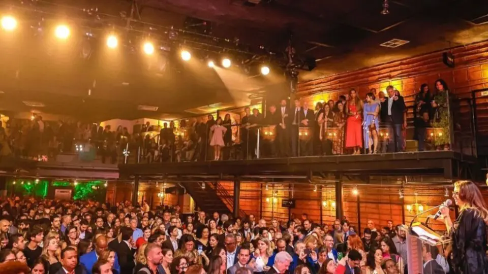 Janja (à direita) fala para os convidados do evento de fim de ano do "Prerrô": "Foi um ano difícil".