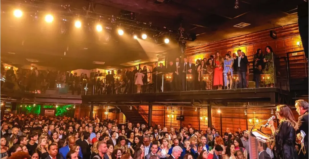 Janja (à direita) fala para os convidados do evento de fim de ano do "Prerrô": "Foi um ano difícil".