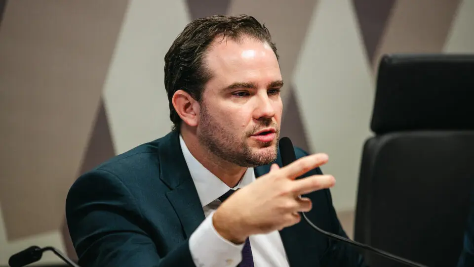 Governo não descarta MP para limitar salário mínimo, diz secretário