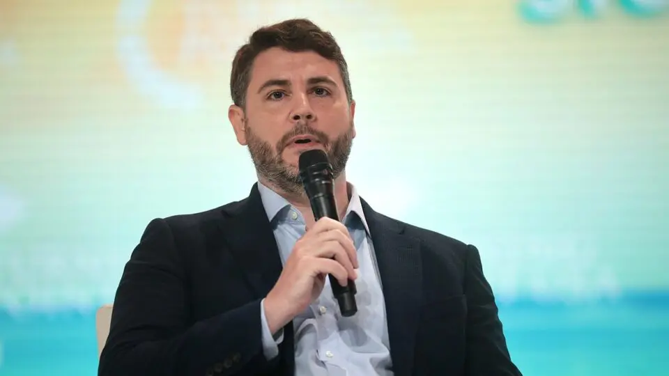 James A. Lindsay reescreveu trechos do "Manifesto Comunista" de Karl Marx, pegando desprevenida revista da "direita woke".