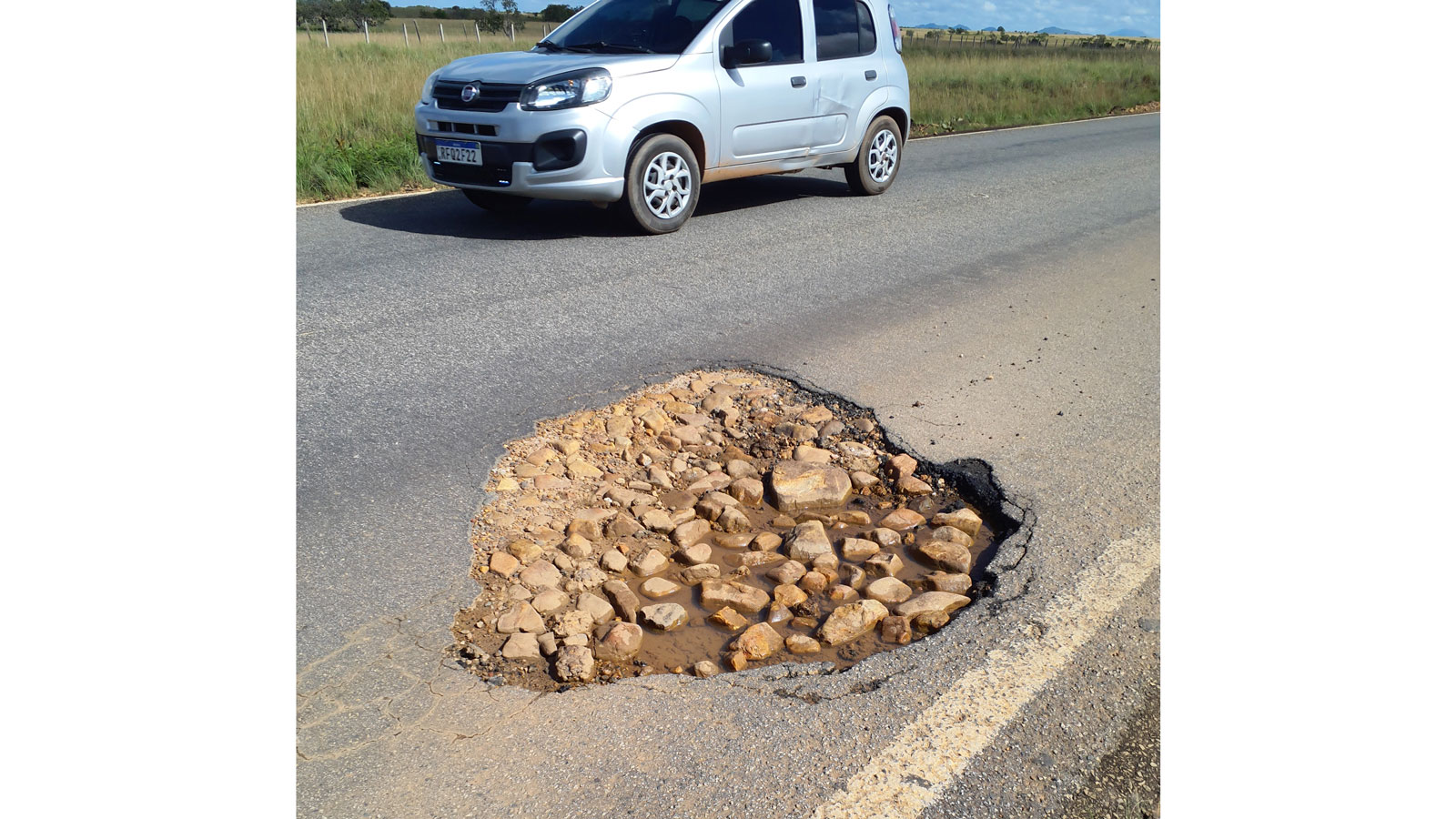 Buraco na pista da rodovia BR-174 em Amajari (RR).