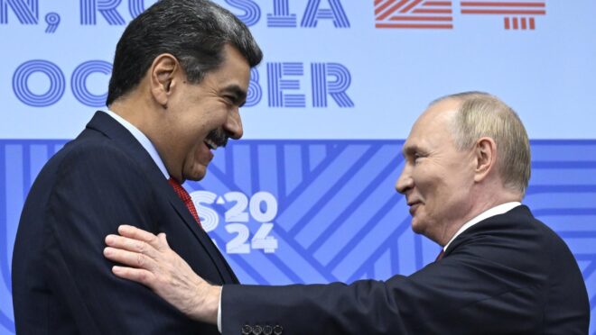 Os ditadores da Venezuela, Nicolás Maduro, e da Rússia, Vladimir Putin, se cumprimentam na cúpula dos Brics em Kazan, em outubro