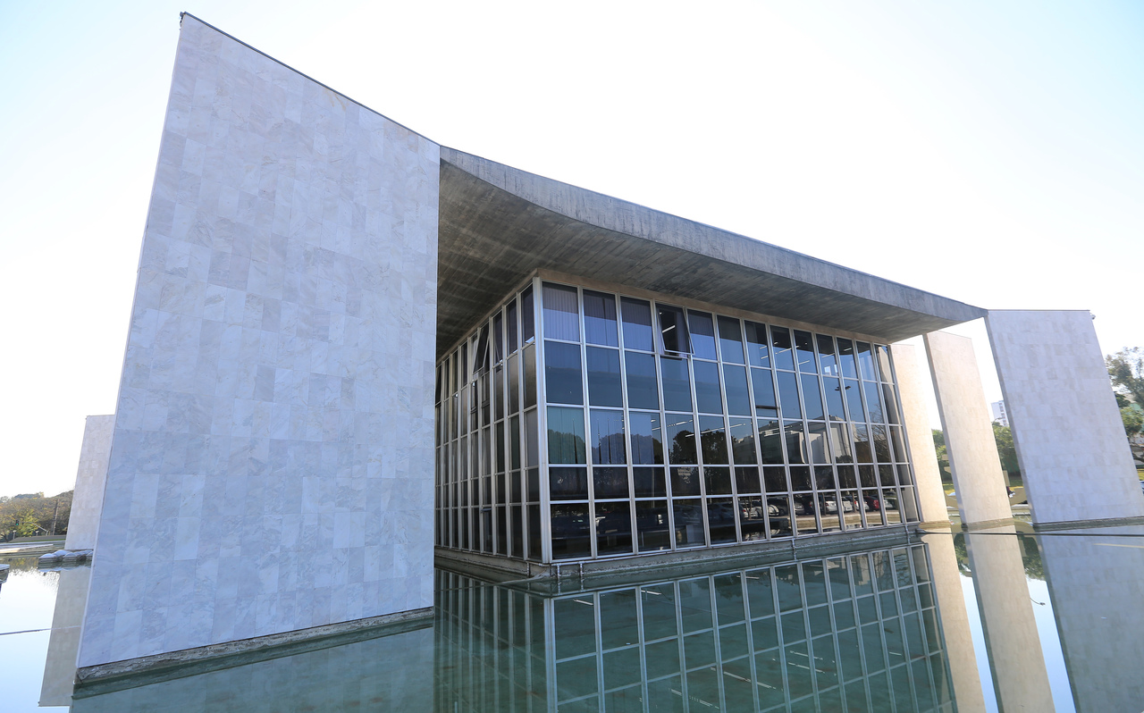 Fachada do Tribunal de Contas do Paraná, que fiscaliza aumento de salário dos vereadores.