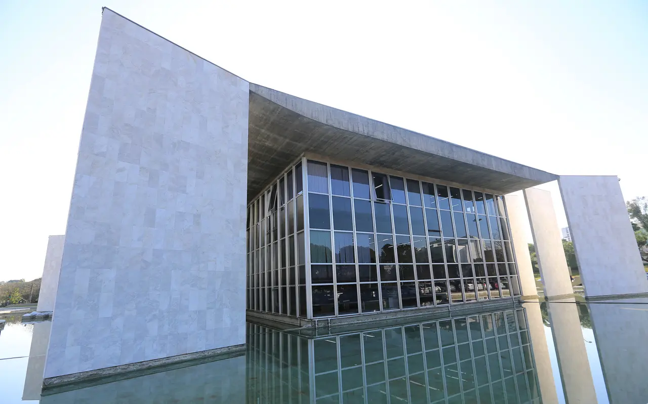 Tribunal de Contas do Paraná fiscaliza aumento no salário pago a vereadores pelo estado.