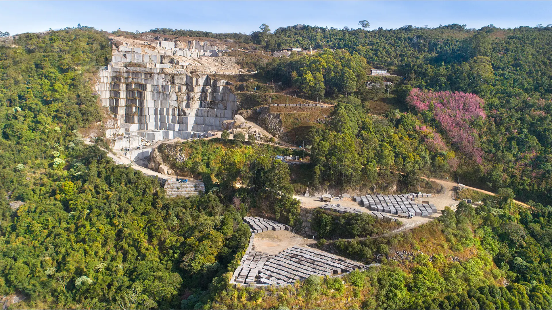 Jazida do granito Café Imperial, do PR Grupo Paraná, localizada na região sul de Minas Gerais.