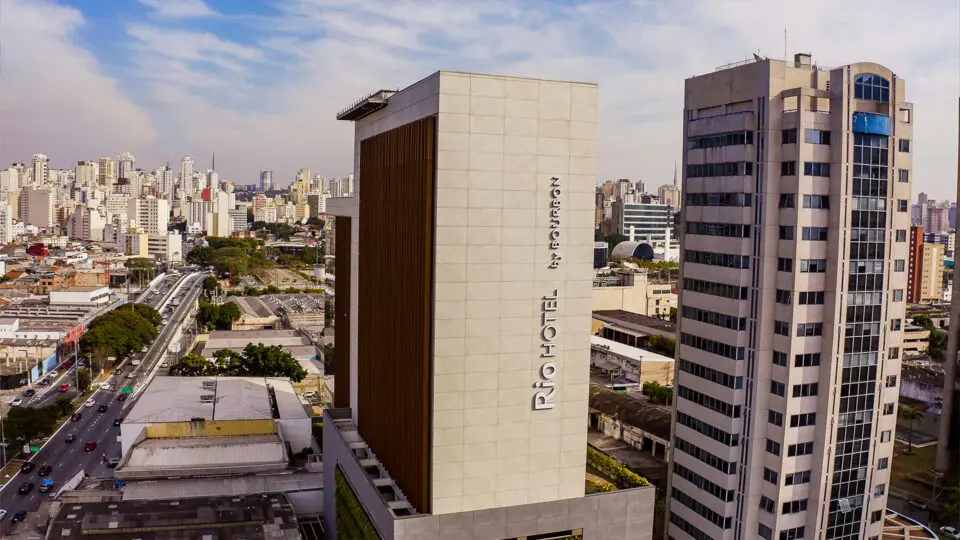 A escolha de um hotel bem localizado, com boa estrutura e serviços de qualidade pode impactar diretamente no sucesso de uma viagem corporativa
