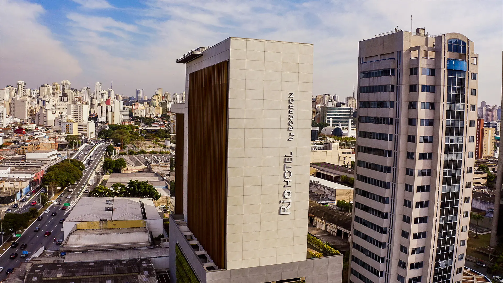 A escolha de um hotel bem localizado, com boa estrutura e serviços de qualidade pode impactar diretamente no sucesso de uma viagem corporativa