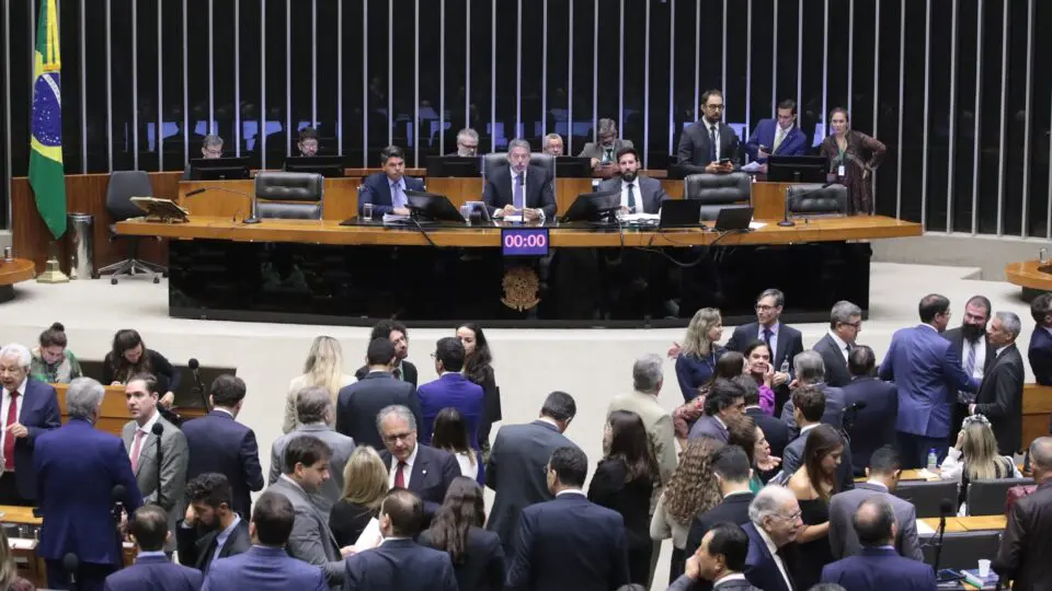 Plenário da Câmara dos Deputados nesta terça-feira (17), durante a votação da reforma tributária
