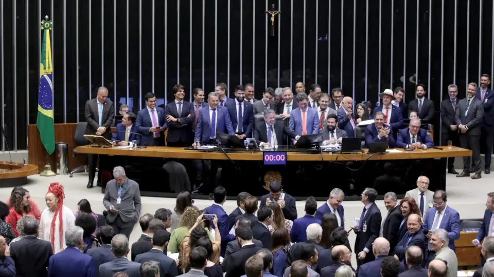 Plenário da Câmara durante votação de proposta de regulamentação da reforma tributária nesta terça-feira (17)