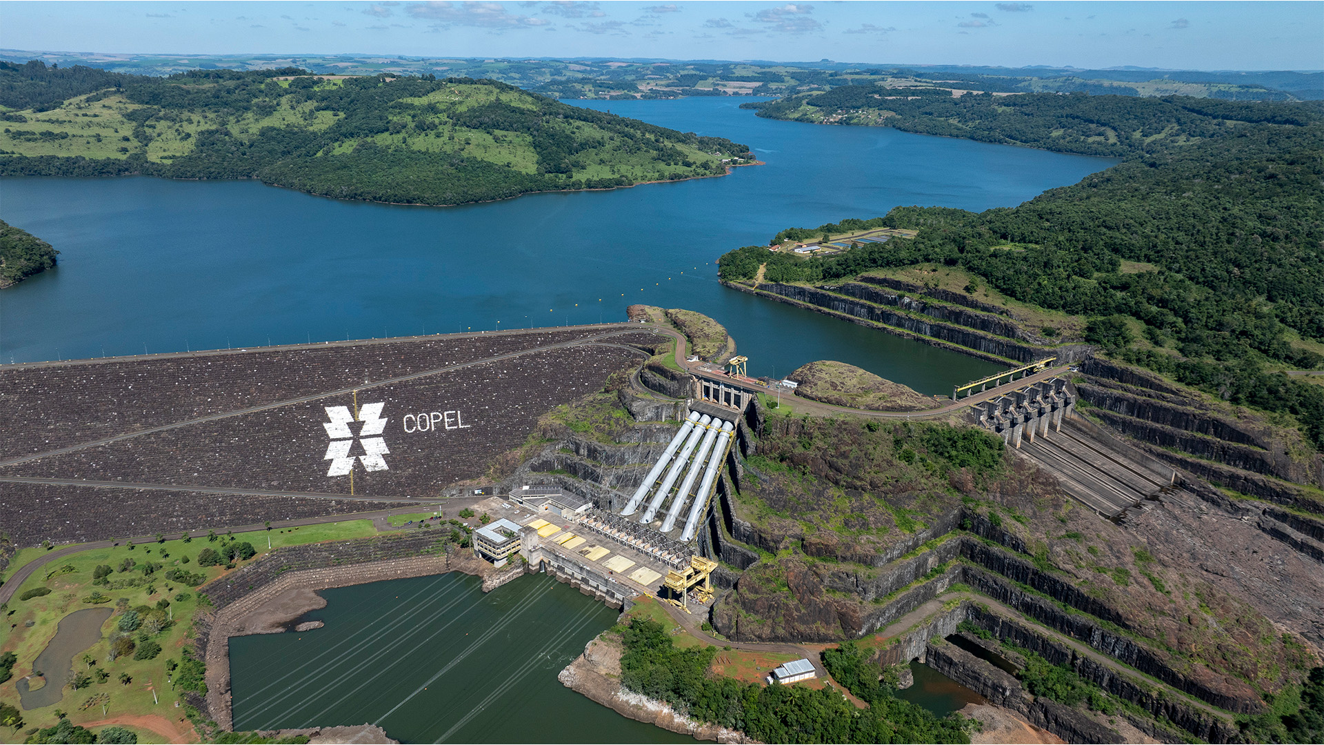 A Copel apertou o passo em sua meta de descarbonização e vai fechar 2024, o ano em que completa sete décadas de existência, com 100% da geração por meio de energia limpa e renovável.