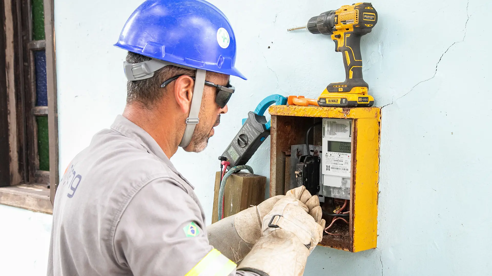 Os novos medidores fazem parte da Rede Elétrica Inteligente, programa que a companhia iniciou em 2021 e nesses mais de três anos já ultrapassou a marca de um milhão de unidades consumidoras beneficiadas