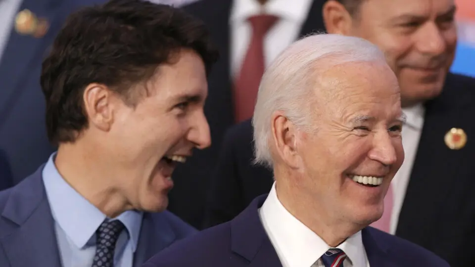 O presidente dos Estados Unidos, Joe Biden (à direita), e o primeiro-ministro do Canadá, Justin Trudeau, participaram da fotografia oficial no encerramento do segundo dia da Cúpula de chefes de Estado do G20, no Rio de Janeiro (Brasil).