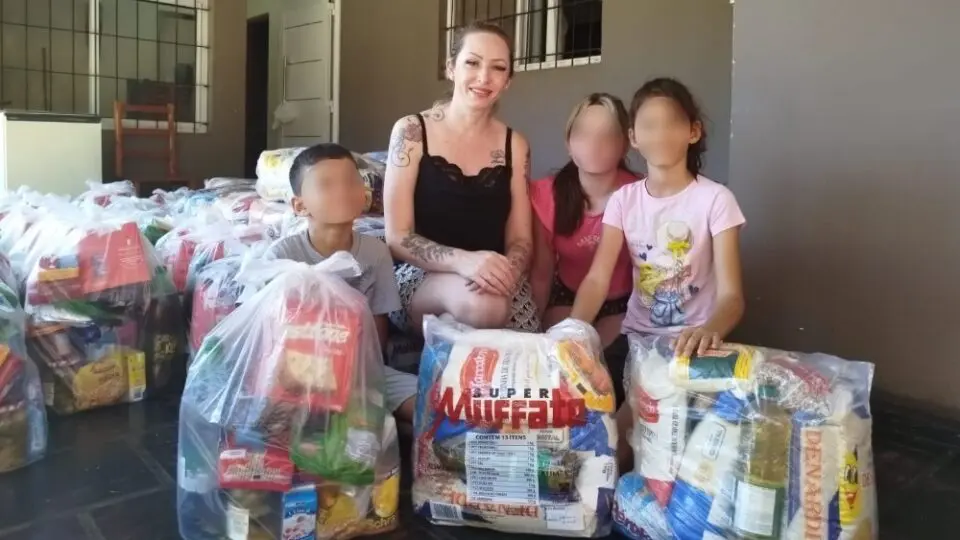 A campanha de Natal promete três fardos de alimentos para cada família: dois de não perecíveis e um com itens natalinos, como panetone, pêssego e biscoitos