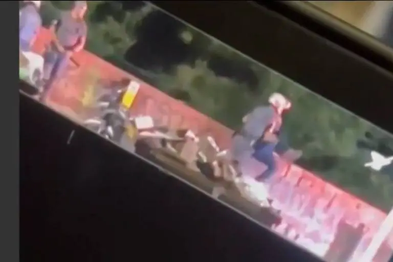 Soldado da PM que atirou homem de ponte em São Paulo é indiciado pela corregedoria por tentativa de homicídio.