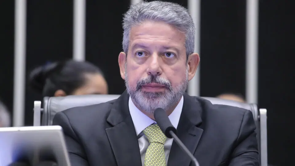 Sem votos para aprovar PEC, Lira adia análise do pacote fiscal