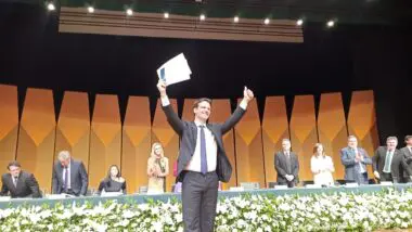 Eduardo Pimentel com diplomados no TRE-PR