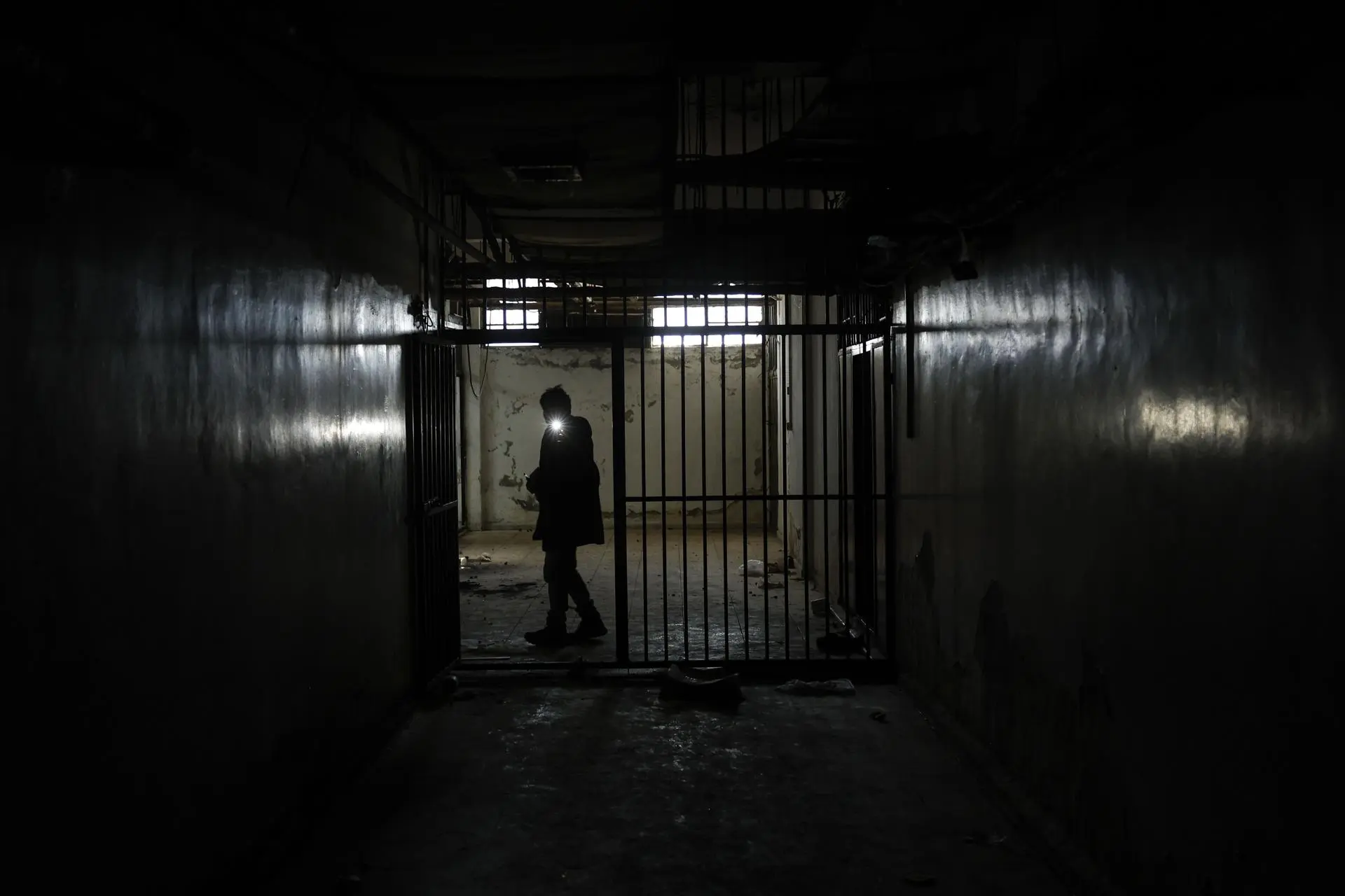 As prisões de Assad: tortura, violência e desaparecimentos no “abatedouro humano” da Síria