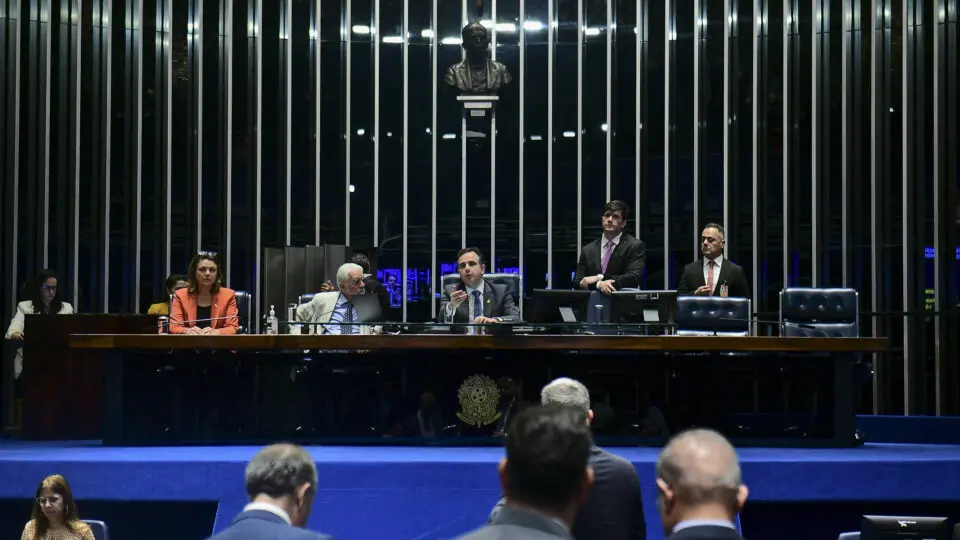 Senado aprova PEC do pacote fiscal que restringe abono salarial