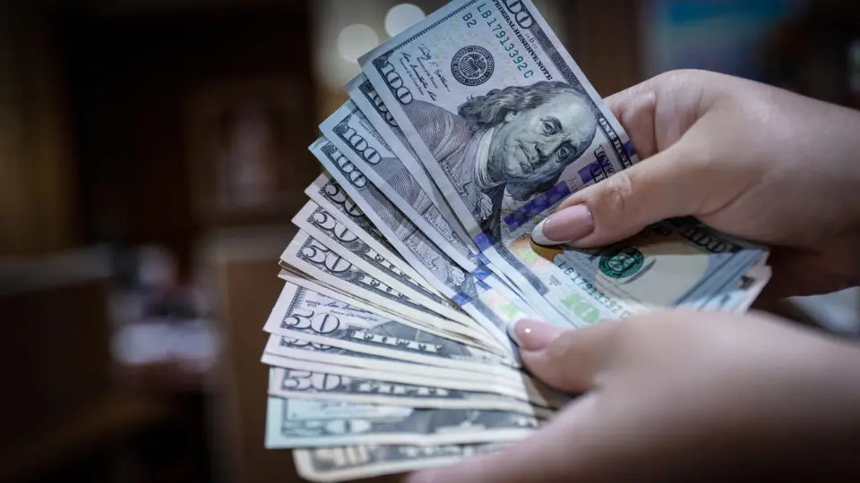 Dólar cai após aceno de Lula ao mercado e intervenção do BC