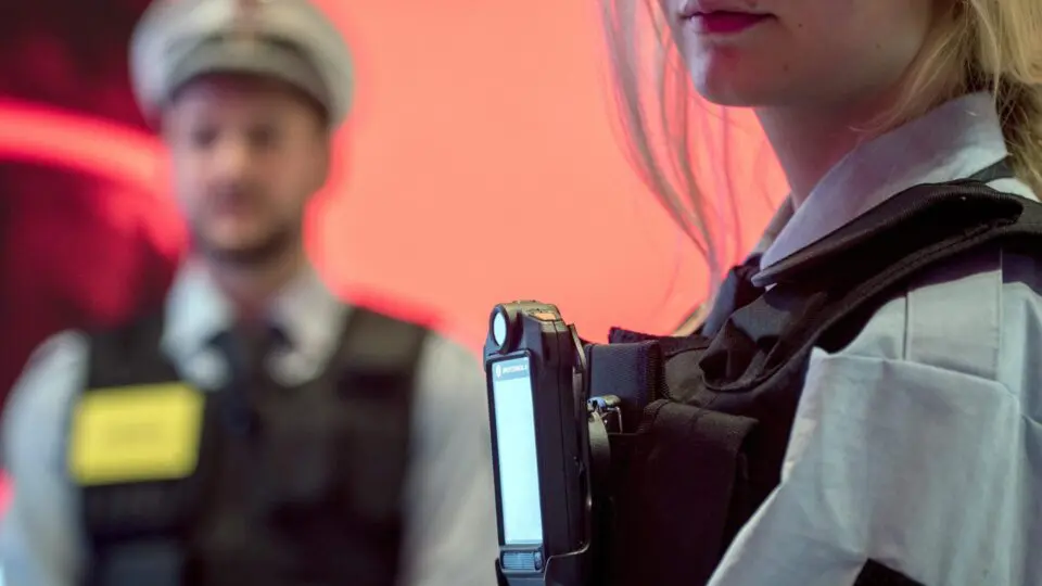 Uma recepcionista em uniforme policial usa uma câmera corporal na feira de informática e tecnologia CeBIT em Hanover, Alemanha, 13 de março de 2016.