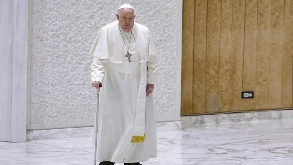 Vaticano diz que papa Francisco já não tem febre e apresenta “leve melhora”