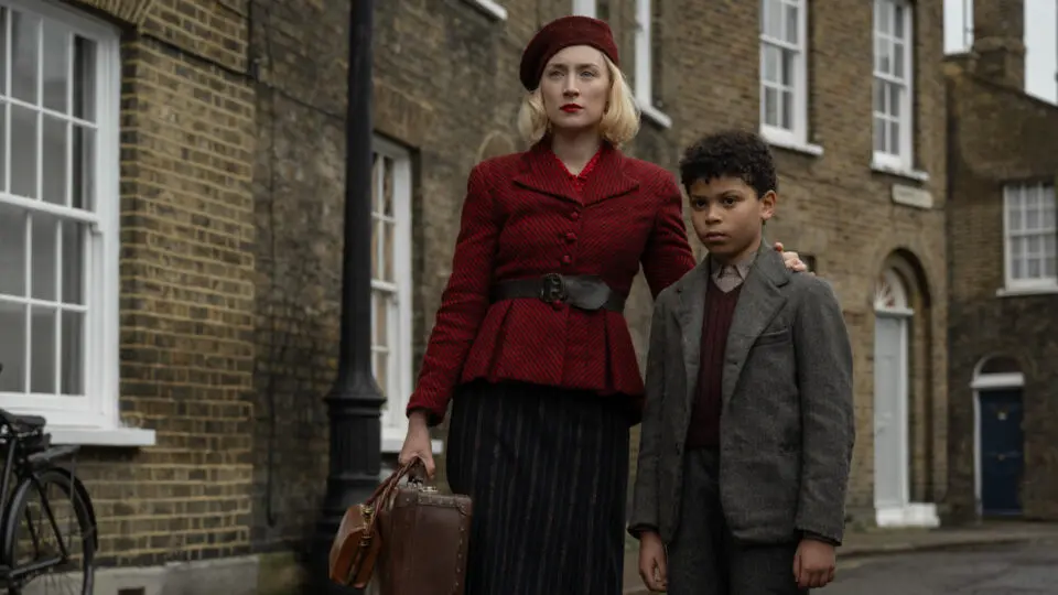 Saoirse Ronan e Elliott Heffernan interpretam Rita e George