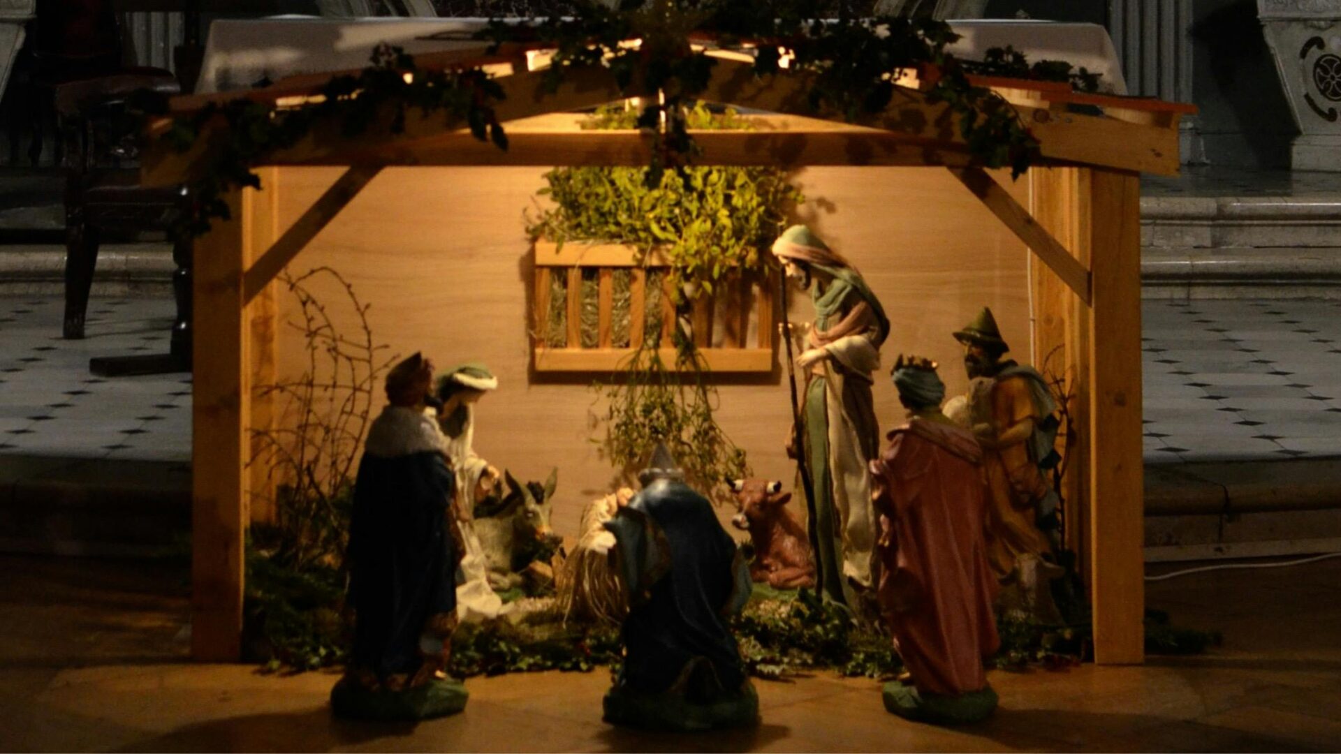 No Natal – por causa do presépio – a noite deixa de ser cenário de terror e passa a ser ocasião de felicidades