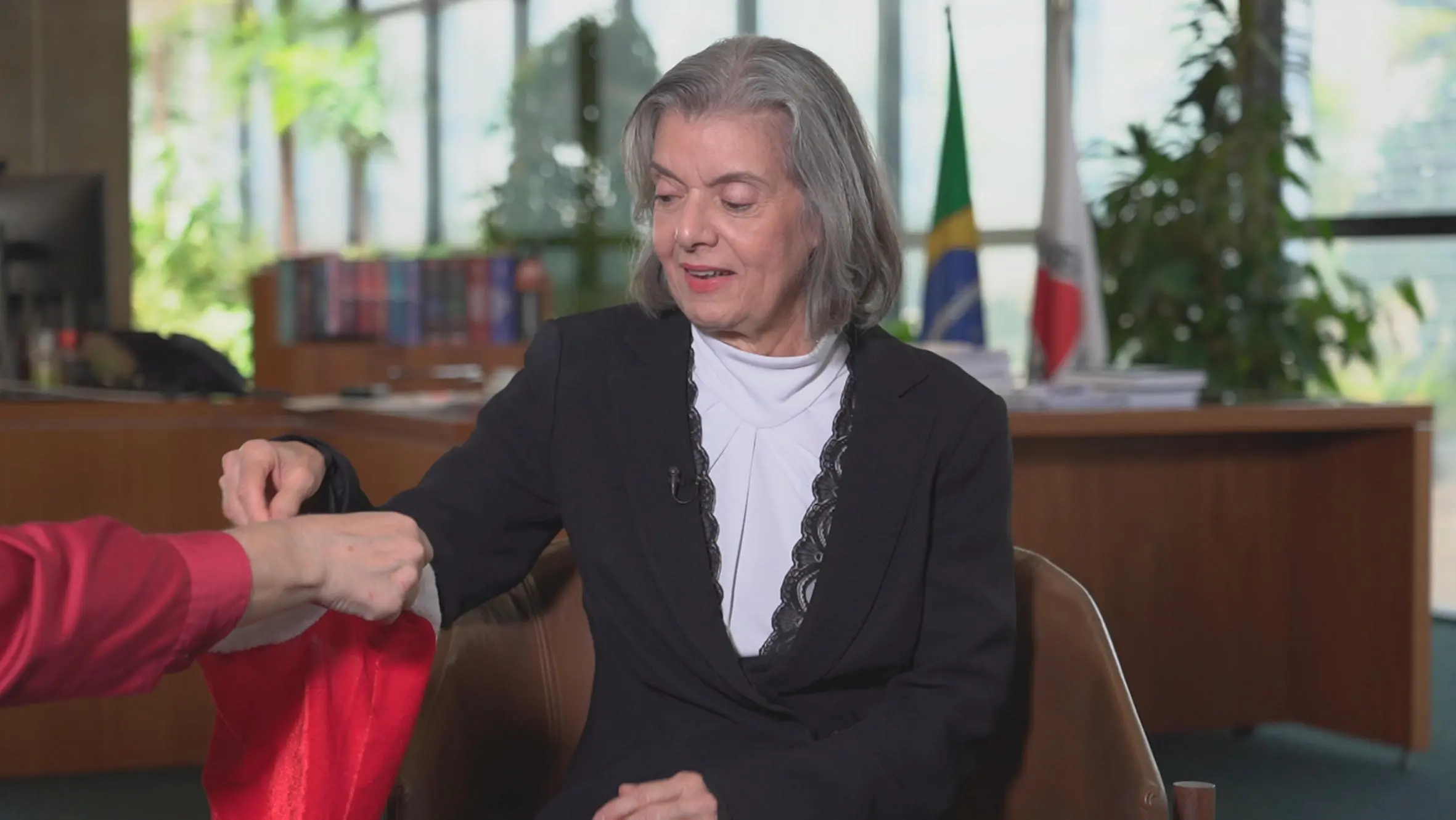 A ministra do STF Cármen Lúcia participa do Amigo Secreto do Fantástico, na TV Globo