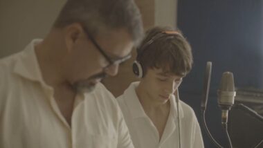 O ator Juliano Cazarré e seu filho, Vicente Imagem referente a matéria